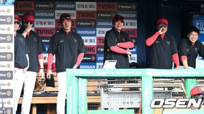 눈앞에서 배트 도둑맞고 당황한 윤도현 모습에 호랑이 코치진 ‘웃참실패’ [이대선의 모멘트]