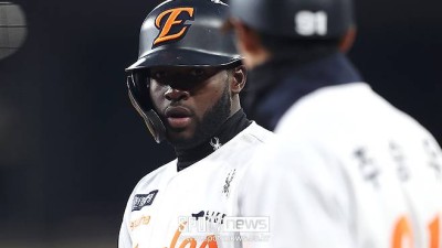 누가 한화 외국인타자 약하다고 했나…오타니처럼 치고 달리는 1번타자가 등장했다