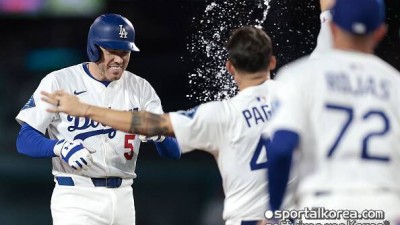 '미쳤다' 다저스, '9회 먼시 동점포→10회 프리먼 끝내기' 전날 연장패 설욕하는 짜릿한 끝내기승...김혜성은 2삼진 후 대타 교체