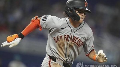 이정후, 행운의 2루타 2방-호수비-결승타 맹활약… SF는 6-5 역전승