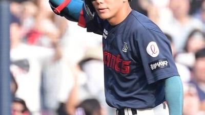 롯데 新 리드오프, '사랑꾼'이었네…결승 3루타 친 날 아내 향한 마음 전했다