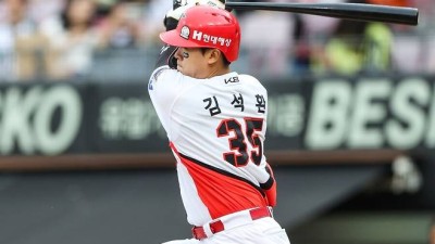 수비 실수 자책했던 김석환, 열심히 하다 아찔 부상… 다행히 하늘이 도왔다, 기회는 살아있다