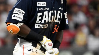 한화 외국인 부상 날벼락! 뼛조각 보이지만.. → 대주자라도 하겠다. 미친 투혼
