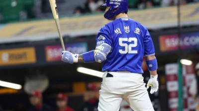'필요할 때 한 방!' 국민 거포 포효했다, 3-0으로 달아나는 솔로포→13시즌 연속 10홈런…류지혁 엄지 부상으로 교체 [MD광주]