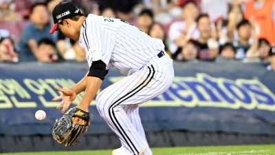 '송구 실책→실점→선발투수 타구 직격→실수 연발→교체.' 오지환 대신 기회얻은 유망주 트라우마 없어야 하는데...[잠실 현장]