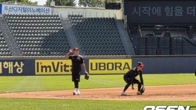 치명적 송구 실책 실점→문책성 교체…김주성, 이영빈과 3루 특별 수비 훈련, '블랙홀 LG 3루' 어쩌나