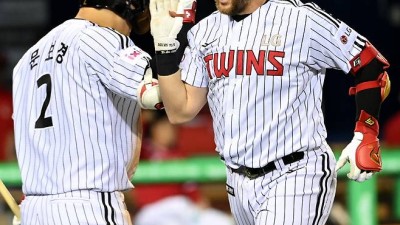 '1위 절대 안뺏겨!' 필승조 무너뜨린 LG, 한화 추격 뿌리치고 선두 수성[잠실 리뷰]