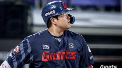 '수비 도중 교체→다음날 1군 말소' 김태형 감독 신뢰 잃은 '80억 포수', 2군서도 감각 못 찾나...4타수 무안타 후 교체 아웃