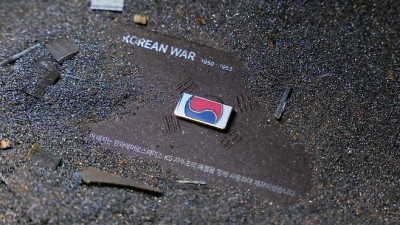 한화, K-9 자주포 폐철로 만든 '태극기 배지' → 약 2만개 관중 전원에게 뿌린다! 6·25 호국영웅 기리자