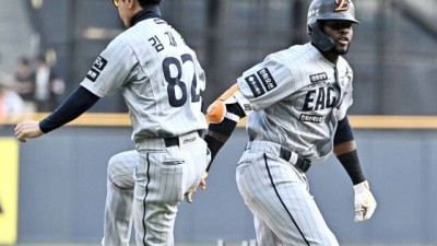151km 직구에 손등 강타→뼛조각 떨어졌는데…휴식 반납하고 훈련, 한화에 이런 외인이 있다 감독이 더 기다려야지