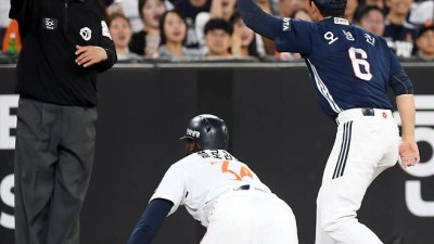 김재걸 코치 '격분' 헬멧 패대기 → 플로리얼 대주자라도 시켜달라더니.. 3루에서 횡사 → 의욕 좋지만 기본기 충실해야