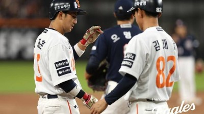 주루 코치가 헬멧을 던졌다…3루 견제사·번트 타구 판단 미스, 1위 싸움 앞둔 한화가 챙겨야 할 ‘디테일’