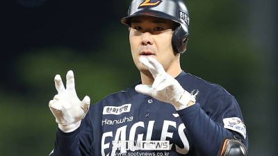 방출→5000만원에 한화행→1억 인상…38세 포수가 156km 마무리 살렸다 선배님 덕분에 세이브