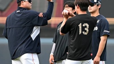 시즌 첫 승 거두고 류현진 찾아간 윤영철, 찾아온 후배에 노하우 알려준 자상한 괴물