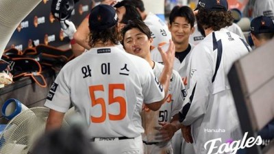 해질녘 10분 전후 '대전신구장', 외야수에게 공포가 된다…'아마추어 아닌데' 황당 포구 실수 연발 왜? [대전 현장]