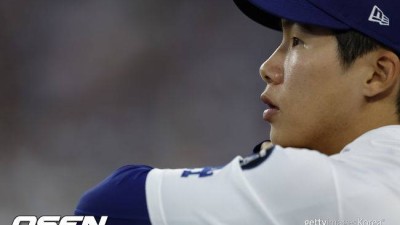 로버츠 감독은 ‘좌완 상대 타율 .750’ 김혜성에게 왜 플래툰 시스템을 적용할까. 다저스 매체가 답했다