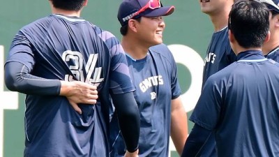 1군 콜업 윤성빈의 '159km 등짝 스매싱', 불쌍한 김원중...얼마나 아팠을까? [인천 현장]