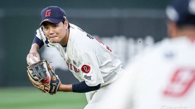 와이스 공 건드리다 충격 가해진 롯데 손호영, 손 통증으로 교체…“아이싱 치료 중” [SD 사직 라이브]