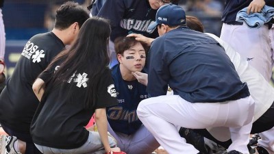 '헤드샷'에 쓰러진 박건우, '중견수 박해민은 타석까지 내려와 대신 사과', 인근 병원 응급실행 정밀 검사[잠실현장]