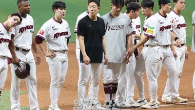 '홈팬들도 보다 떠났다' 9사사구에 폭투 실점, 타선은 3G 연속 1할대 빈타… '일그러진 영웅' [IS 냉탕]