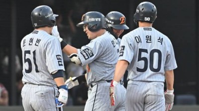 안타 하나 쳐도 한화 더그아웃 축제 분위기, 안치홍 살아나자 감독·선수들 모두 화색... 너무 고마워 본인도 감동