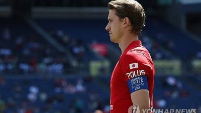 日 축구, 비매너 충격 논란 빠졌다…'J리그 대표 구단' 우라와 주장, 황당 '악수 거부'→아르헨 명문에 1-3 완패→의도하지 않았던 일 결국 사과