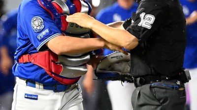 강민호, 갑작스런 1루심 향한 격렬 항의...이유가 뭐길래?[부산 현장]