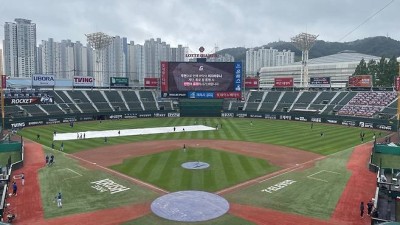 사직 비 그쳤다! 대형 방수포도 걷어…삼성-롯데전, 정상 개시 가능성 'UP' [부산 현장]
