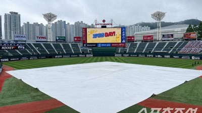 '야속한 빗줄기' 1500여장 예매 취소 → 롯데 23G 연속 홈 매진 신기록 도전 가로막은 날씨, 오늘도? '초대형 방수포' 깔린 사직 [부산현장]