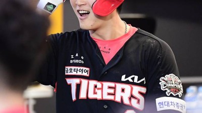 '너무하네' 데뷔 첫 홈런인데... 동료들 무관심에 씁쓸한 미소, 데뷔 6년 차의 첫 홈런 축하는 '그 후 1분 뒤'