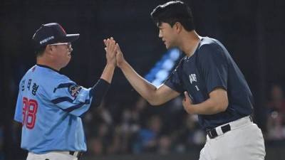 이제 정말 '몰카' 아니다…'홈런 1위' 돌려세운 157km 강속구, 김태형 뚝심이 9년차 '아픈 손가락'을 치유하나