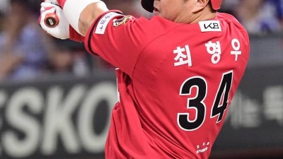 '리그 유일' 1위, 31만표차 뒤집었다…또 최고령 다년계약 잭팟까지 터트릴까