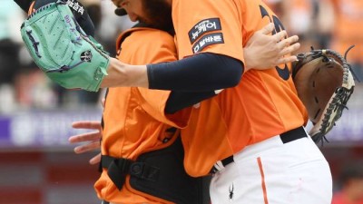 왜 울지? 안 끝났는데 이런 '케미' 있으니…이글스 최초 탄생, '전담포수'의 기대 훨씬 좋아질수도