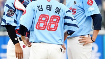 1회 끝나고 포수 교체? 이젠 더 내려갈 곳도 없는데… 속타는 김태형 감독 → 박세웅의 추락 어디까지 [창원포커스]