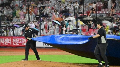 '비 그쳤다→그라운드 정비'...우천 중단 LG-KT전, 밤 9시55분 재개합니다