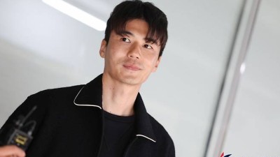 기성용 이적에 '분노 트럭' 나타났다...레전드는 돈으로 만들어지는 것이 아냐