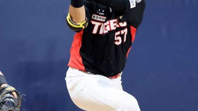 KIA 고종욱, 3점 차로 벌리는 대타 아치...시즌 1호포 [IS 고척]