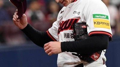 13억 보장 외국인도 방출인데, 10억 에이스도 사실상 결별 수순…상황 안 좋다