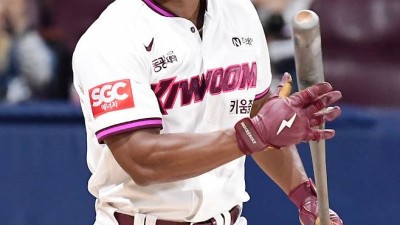 '아니, 이 스윙으로 어떻게 ML 14홈런을 쳤다는거야' 공 지나간 다음 헛스윙...'폭망'에 또 '폭망' 조짐