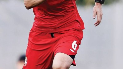 서울 팬들 들끓는 분노…어쩌다 ‘유령 선수’ 신세 된 기성용