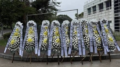 팬들이 장례식 화환을 보냈다 英 매체도 기성용 이적에 주목