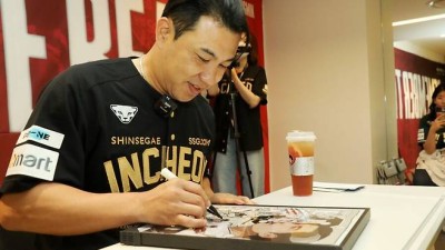 김태균 보낼 때 보여준 SSG 품격, 이번에는 한화가 보답했다… 전쟁 속에도 낭만은 핀다