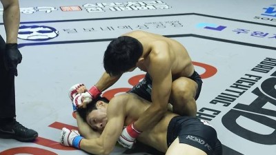코미디언 윤형빈, '205만 유튜버' 밴쯔에 '1분 42초' 짜릿 TKO 승... 화려한 은퇴 경기