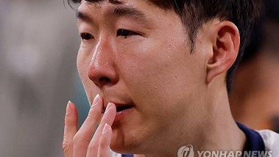 손흥민, 마지막 EPL 경기 끝나고 라커룸서 눈물의 이별 인사…'작별 암시'에 팬들 충격