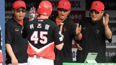 '입을 다물지 못한 이범호 감독' 무릎 꿇고 타격해 담장 넘긴 위즈덤의 괴력, 송승기는 할 말을 잃었다[잠실 현장]