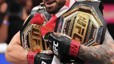 ‘UFC 슈퍼스타 탄생!’ 토푸리아, 페더급 이어 라이트급 챔피언 등극…올리베이라에 1R KO 승