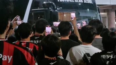 결국 '버막' 터졌다!... FC서울 팬들 선수단버스 막고 김기동 나와[현장 메모]