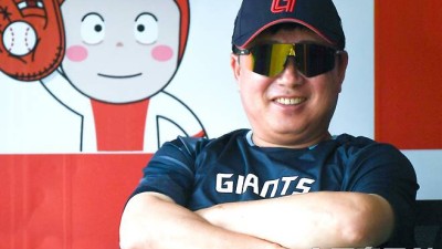 김태형 감독에게 이런 따스한 면이? → '포옹'으로 각성한 박세웅, 브로맨스 전개 꼭 안아주셨다