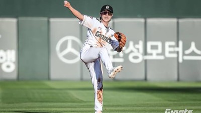 헤드샷 후유증? 실책 급증한 롯데 전민재, 주전 도약 향한 성장통 [IS 피플]