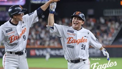 7월1일에도 '1위는' 한화 이글스입니다! '약속의 8회 6득점' NC에 8-4 대역전승…문현빈 결승 스퀴즈+채은성 쐐기 3점포 [대전:스코어]